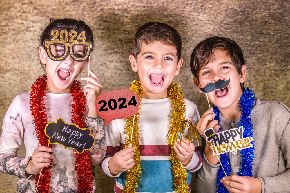 tre bambini che festeggiano capodanno