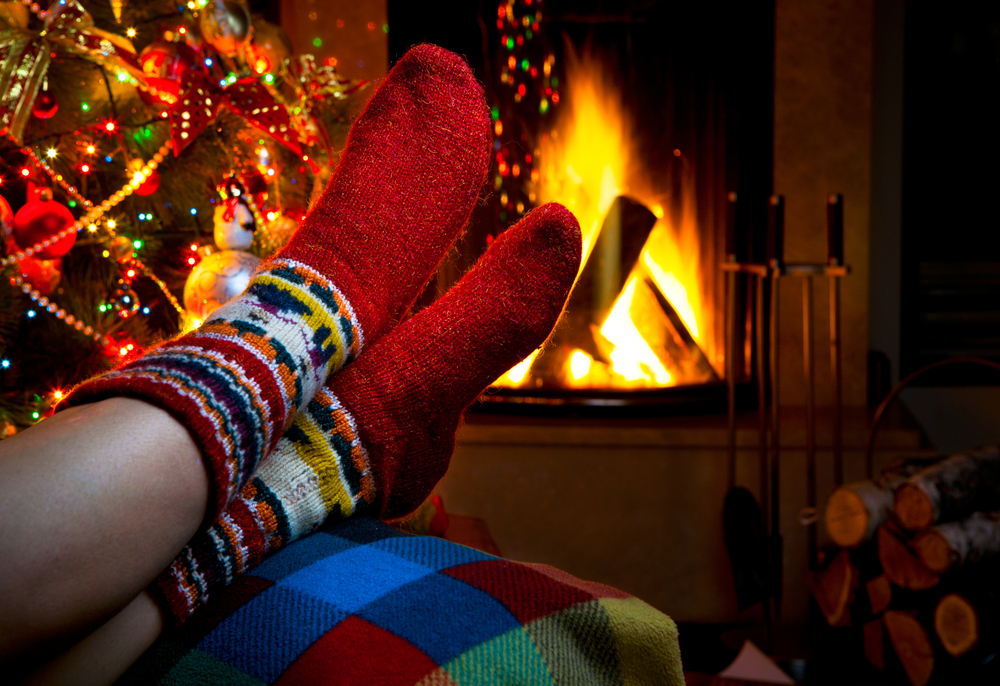 Serata romantica d'inverno davanti al camino con albero di Natale.