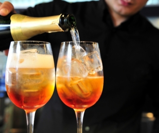 Un aperitivo indimenticabile: vivi un'esperienza unica in uno di questi locali